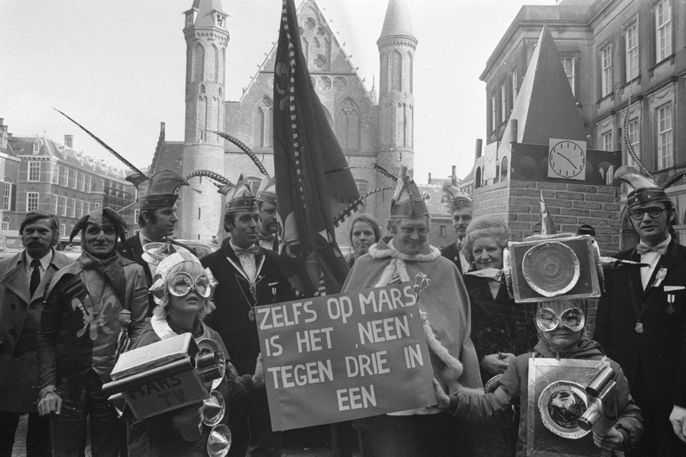 Johnny Jordaan protesteert als prins carnaval op het Binnenhof tegen één IJmondgemeente.