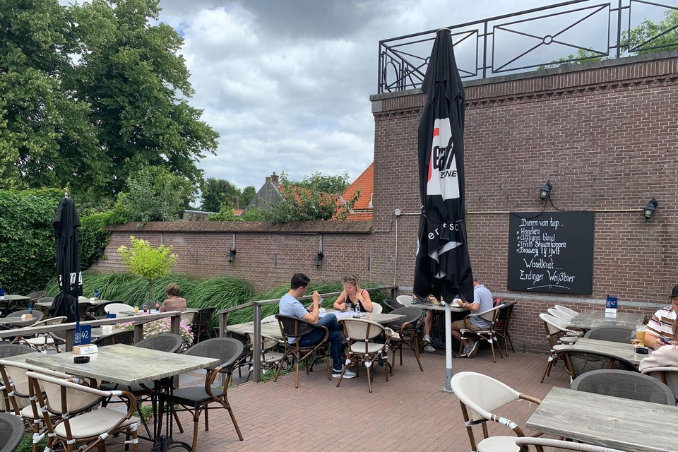 Het terras van eetcafé Het Hert in Naarden-Vesting ligt aan alle kanten ingesloten en is nogal ’versteend’.