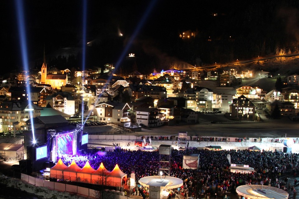 Een parkeerplaats is omgebouwd tot festivalterrein, waar de bij de start van het wintersportseizoen een Top of the Mountainconcert wordt gegeven. (Foto: pr)