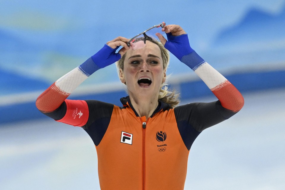Irene Schouten kan haar geluk niet op na haar olympische titel op de 3.000 meter.