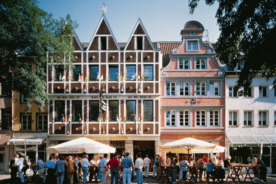 Voor de kroegen in de Altstadt vormen lange rijen statafels een langgerekte bar.(Foto: DZT)