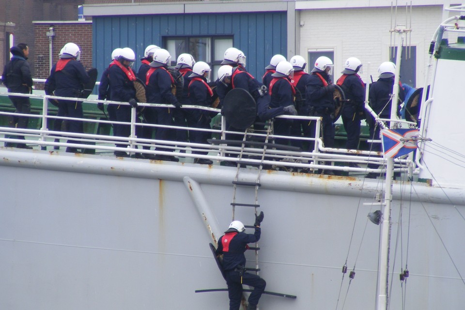 Oefening: ME bestormt visserschip IJmuiden. Foto Frits Houtgraaf