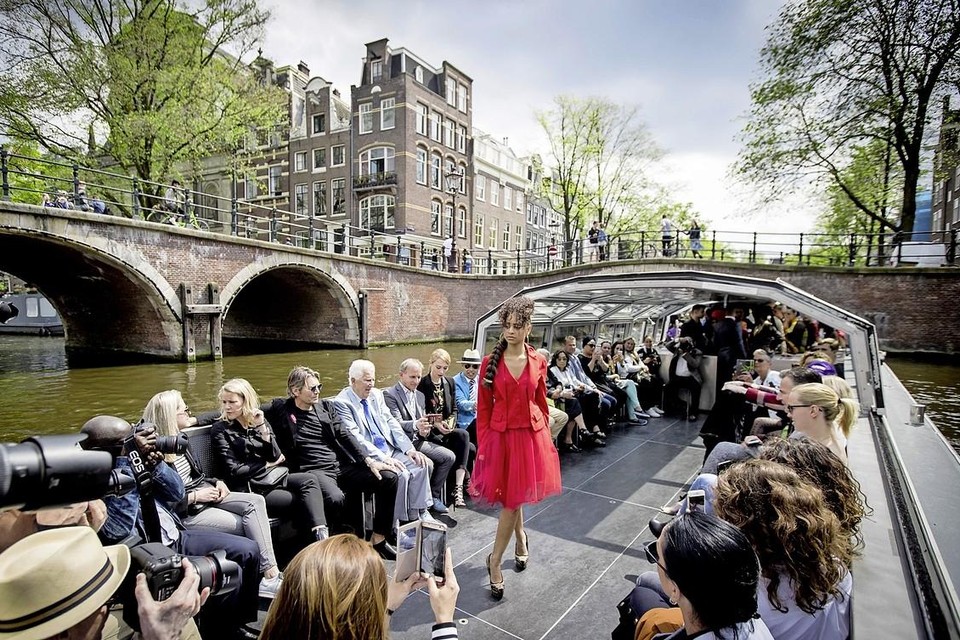 Ontwerpers uit binnen- en buitenland brengen tijdens modeshow de Canal Catwalk met hun creaties een ode aan de jubilerende koning Willem-Alexander.