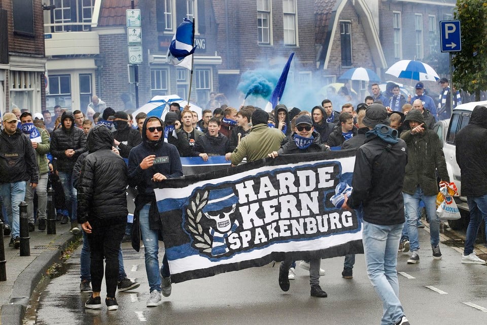 Een sfeeractie rondom de derby tegen IJsselmeervogels, in oktober 2019, die (mede) georganiseerd werd door leden van de HKS. Een verband tussen de personen op deze foto en de recente gebeurtenissen kan niet worden gelegd.