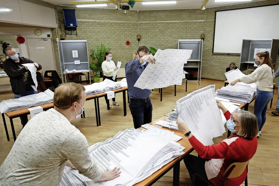 Hannessen met het sorteren van de grote stemformulieren.