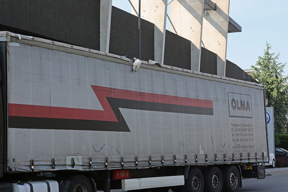 Vrachtwagen rijdt tegen tunnel in Haarlem. Foto Rowin van Diest