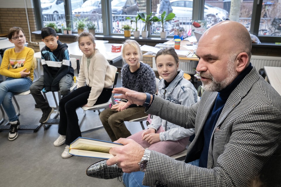 Wethouder Jeroen Verwoort praat met kinderen uit groep 7 van de Rozenbeek.