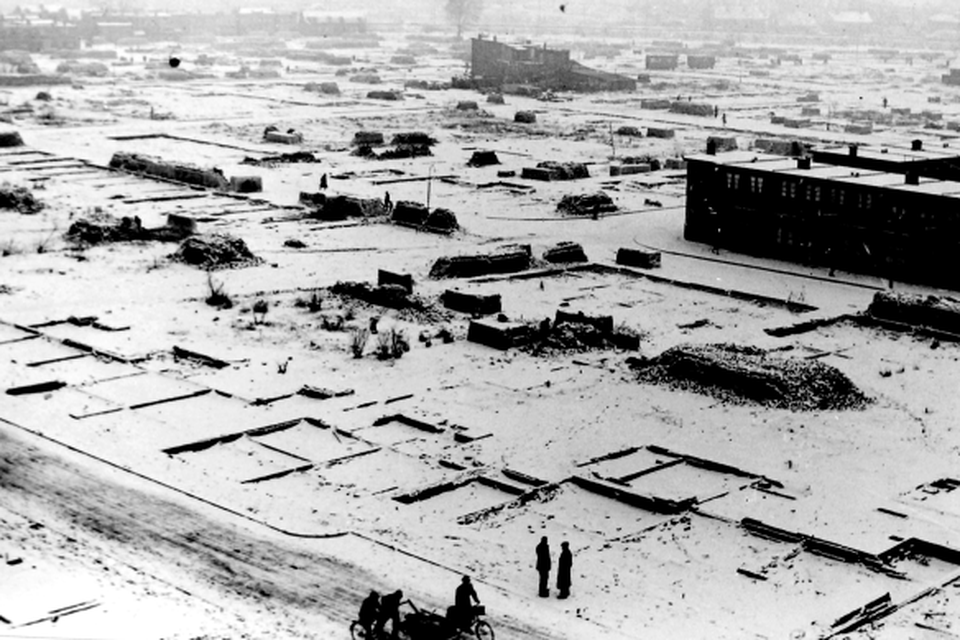 Het verwoeste IJmuiden-Oost vanaf de Paterskerk in 1945.