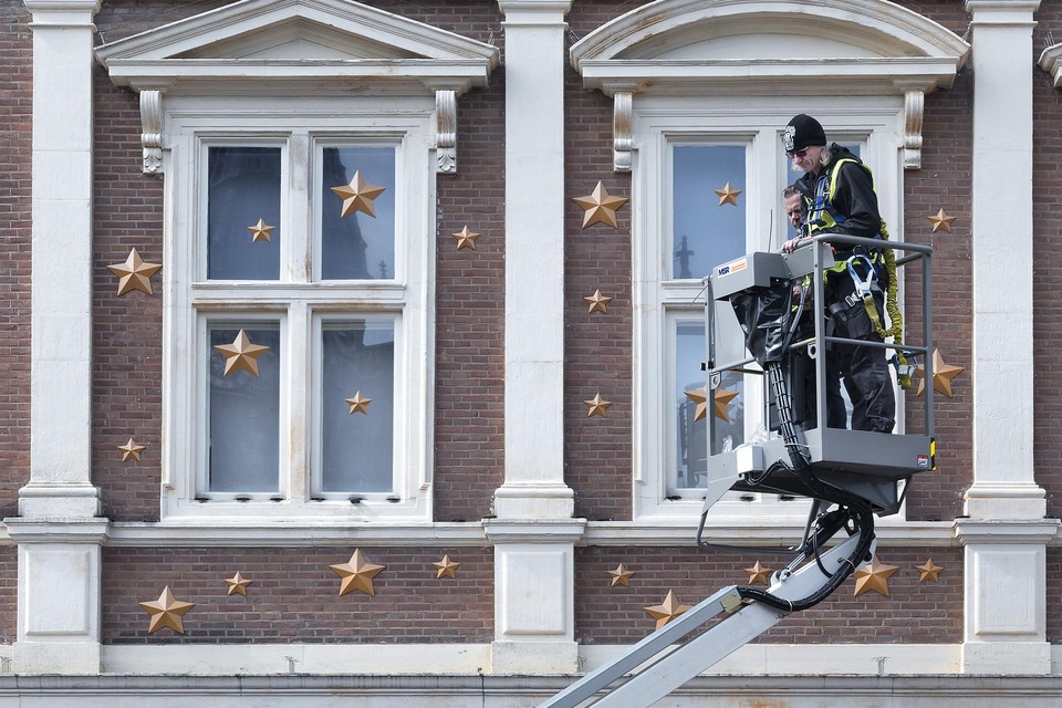 Maar liefst 68 sterren sieren tot februari de gevel van het Haarlemse stadhuis