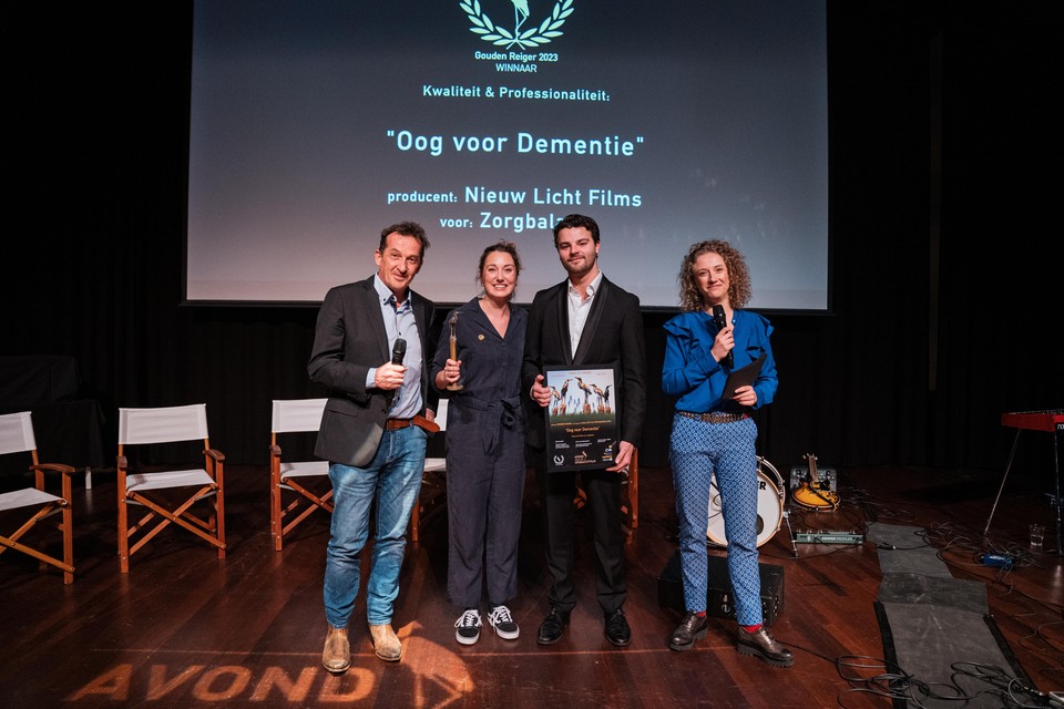 Marlette van den Bergh, tweede van links, met de award.