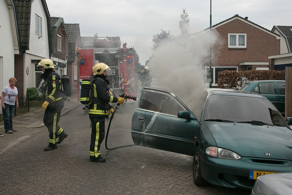 Auto verwoest door brand in Baarn. foto Caspar Huurdeman 