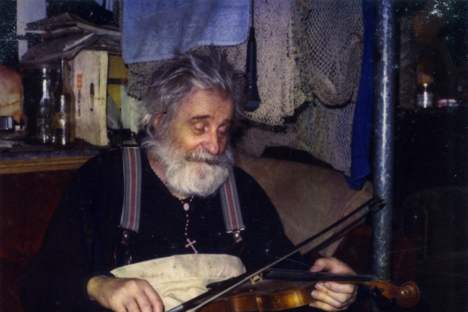 Anton Heyboer met viool. Archieffoto.