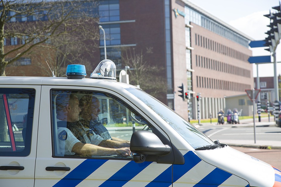Agenten met kogelwerende vesten bij InHolland en Nova College Haarlem. Foto Michel van Bergen 