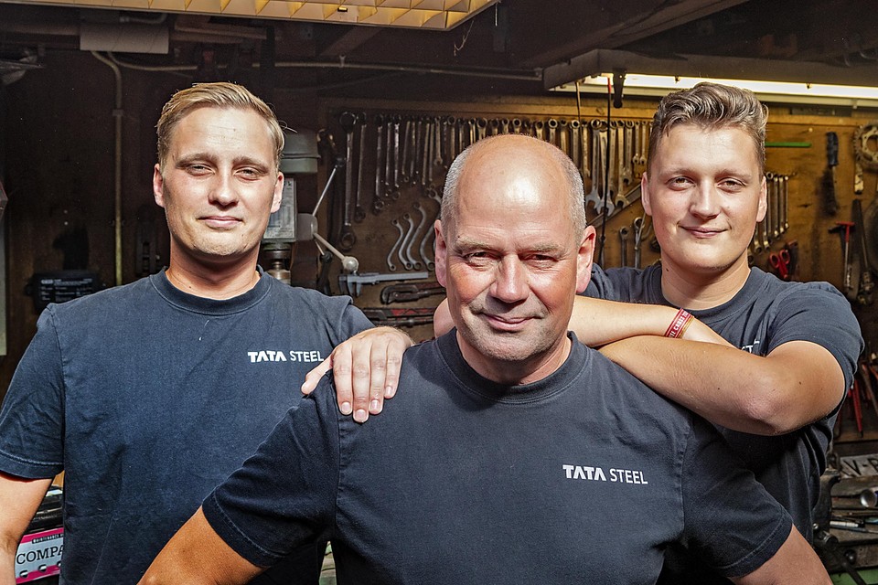 ,,We maken het allerbeste staal hier in IJmuiden’’, zegt Aad de Wit die bij Tata Steel werkt. Ook zijn zonen Joost (links) en Daan werken er.