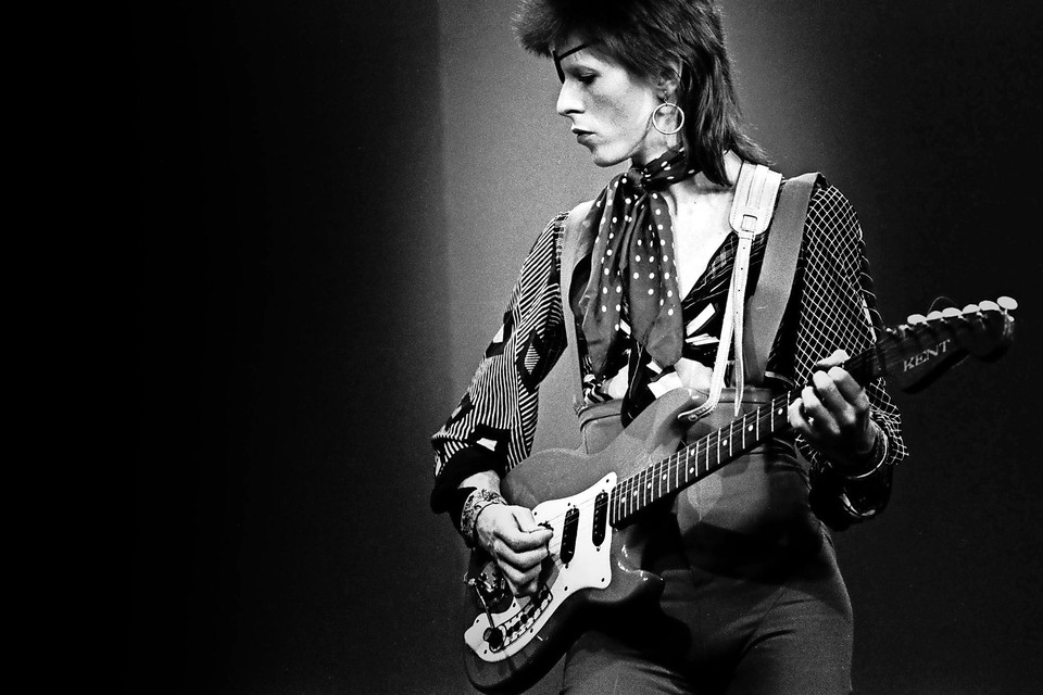 David Bowie in 1974 tijdens Top Pop.  Foto Getty Images