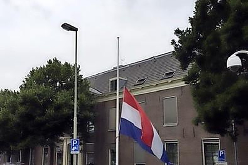 Aan de Koudenhorn hangt de vlag tot woensdag halfstok.