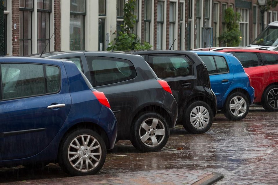 Bewoners kunnen hun auto straks niet meer bij hun woning parkeren.
