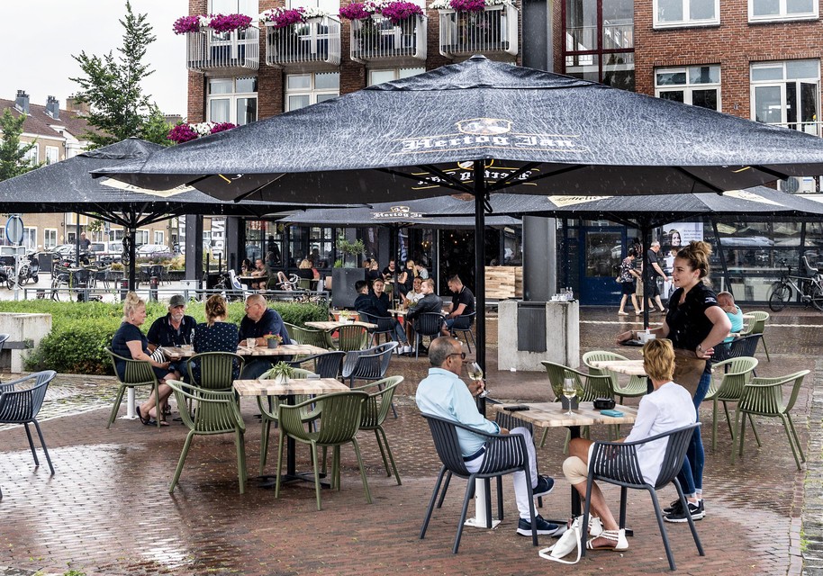 Het terras van grandcafé Staal op Plein 1945 in IJmuiden ging net voor de versoepelingen al open - en had dus reeds een vergunning.