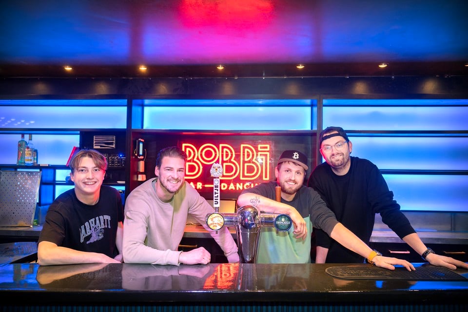 Sam Kop, Stephan de Graaff, Jan Mreijen en Daan van Boerdonk in de nieuwe bar.
