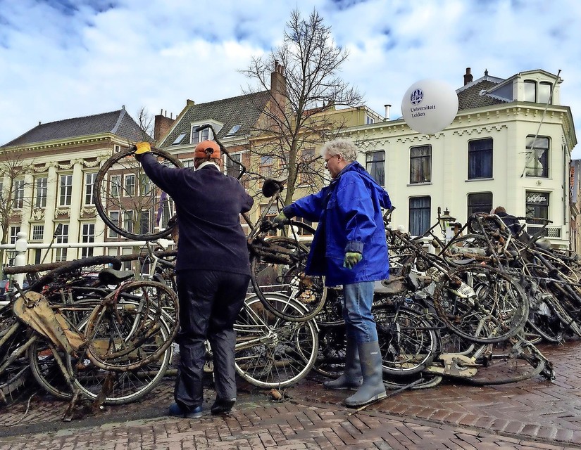 Een ’fietskasteel’ in het hart van Leiden, de vangst van een paar uurtjes vissen met sterke magneten en dreggen.