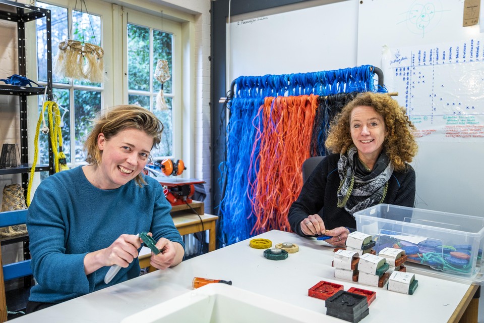 Suzanne Klaassen (rechts) en Haitske Schiere van Juttersgeluk in het atelier.