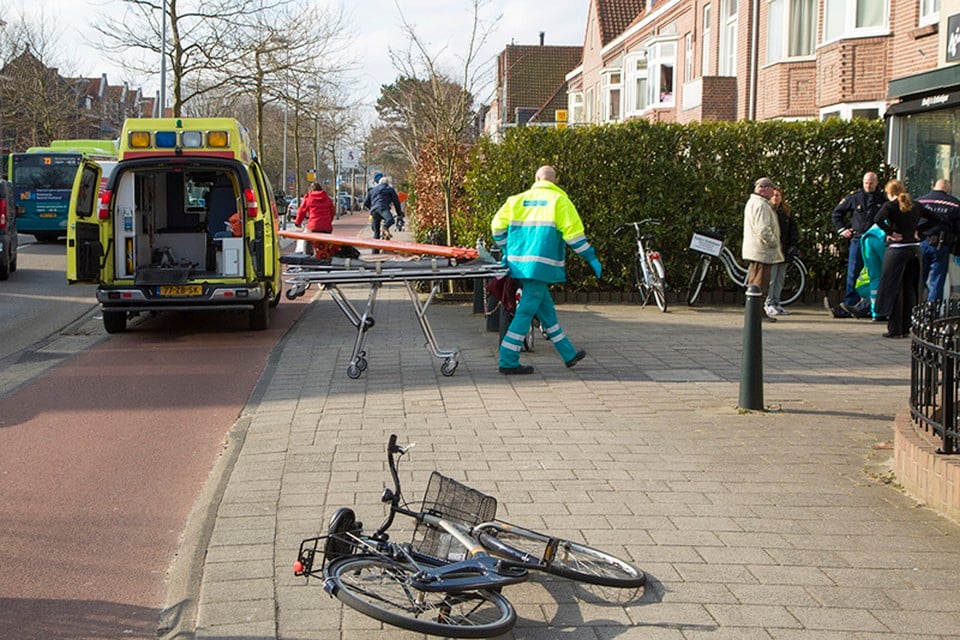 Fietsster lelijk ten val op de Rijksstraatweg in Haarlem Foto: Michel van Bergen