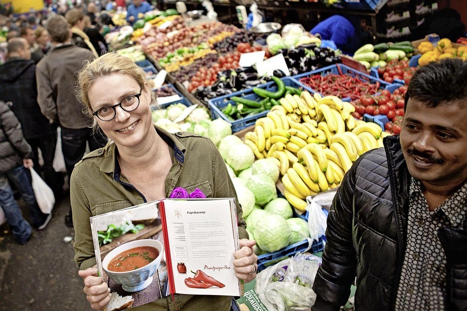 Sabina Posthumus op de Oosterse Markt bij de lancering van haar kookboek in 2013.