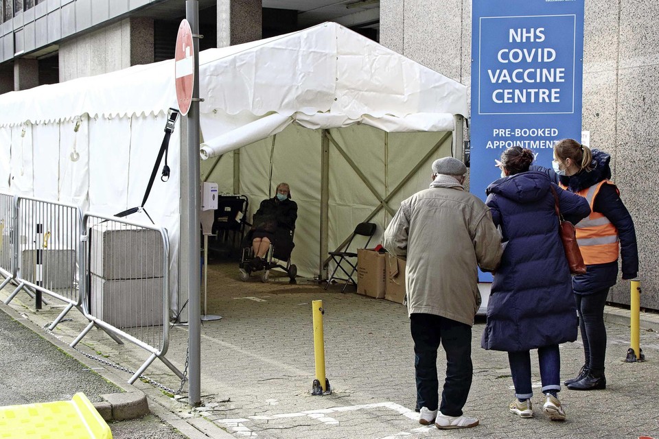 Mensen worden in Londen ingecheckt voor een vaccinatie.