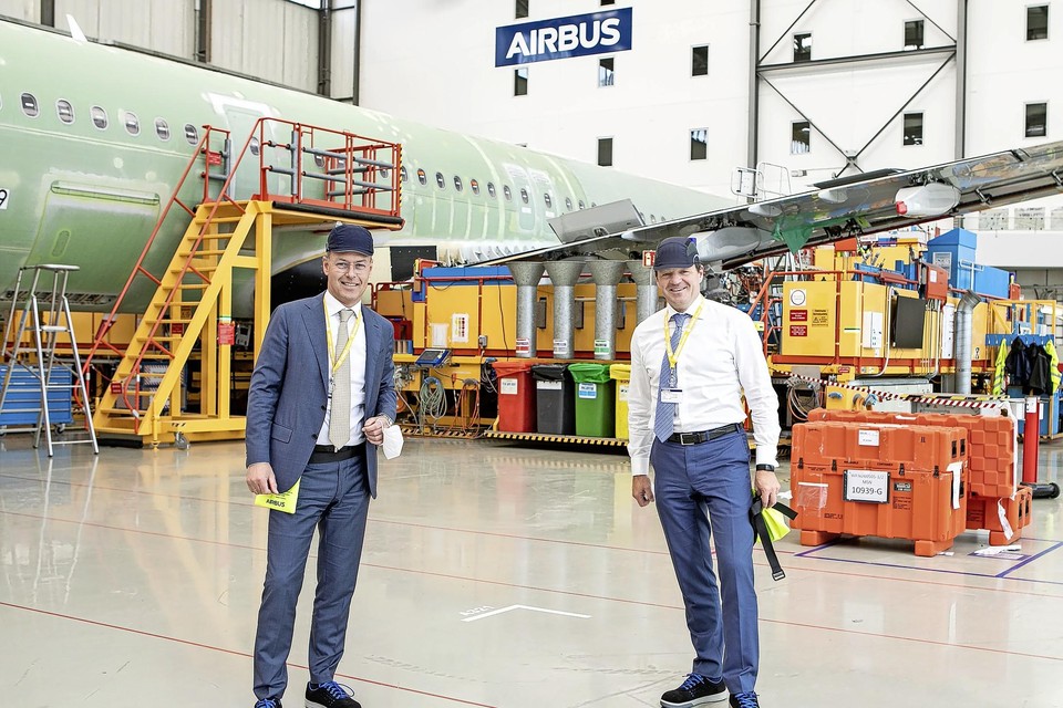 René de Groot en Pieter Elbers in Hangaar 6 van de Airbusfabriek in Hamburg.
