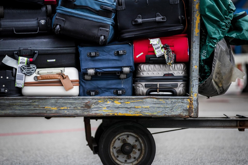 Medewerkers van de bagageafhandeling op Schiphol gaan er door de nieuwe cao flink op vooruit.