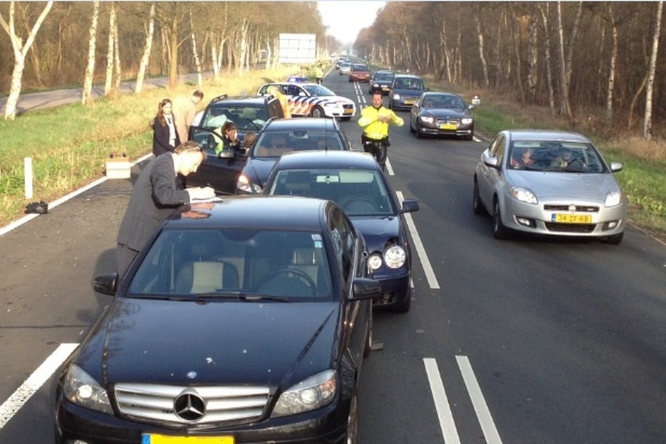 Vier auto's botsten op elkaar op de Vreelandseweg in Kortenhoef. Foto Studio Kastermans