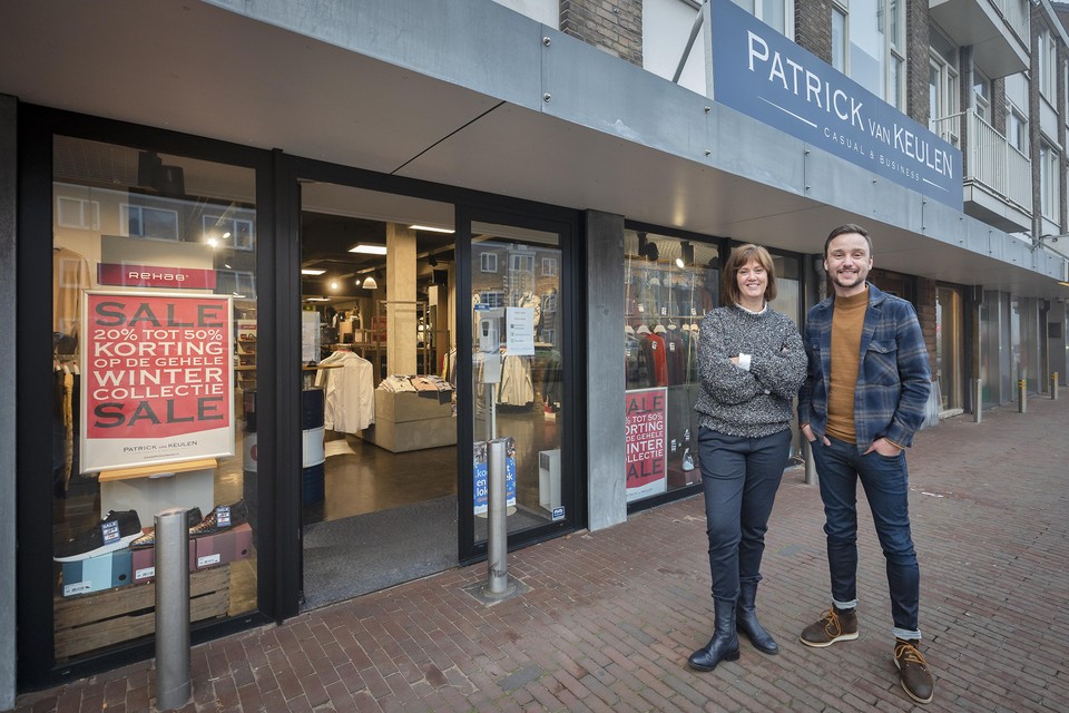 Rindert Procee en Lisette de Boer bij de winkel van Patrick van Keulen.