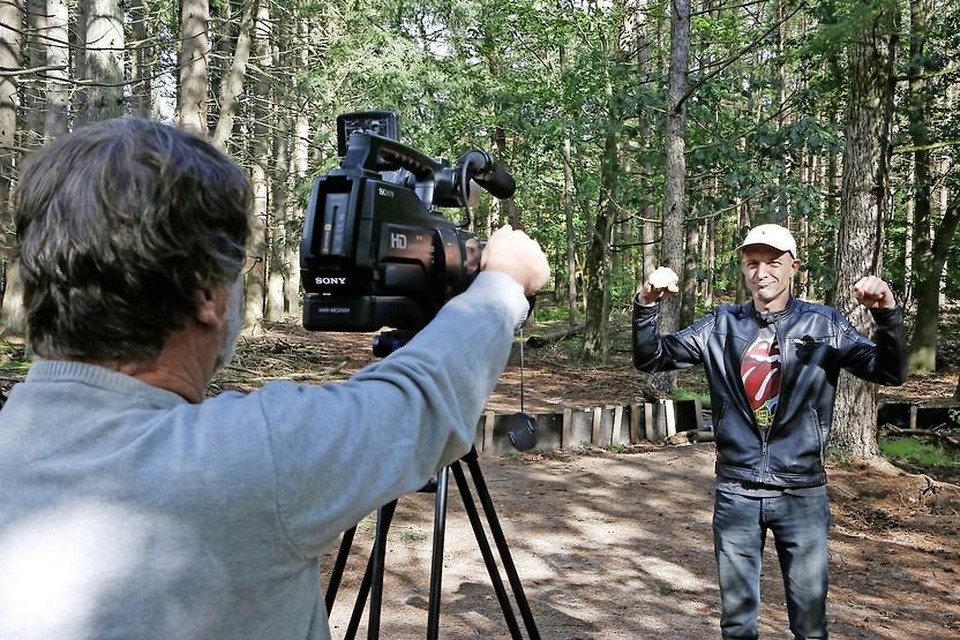 De protestvideo wordt opgenomen in het bos.