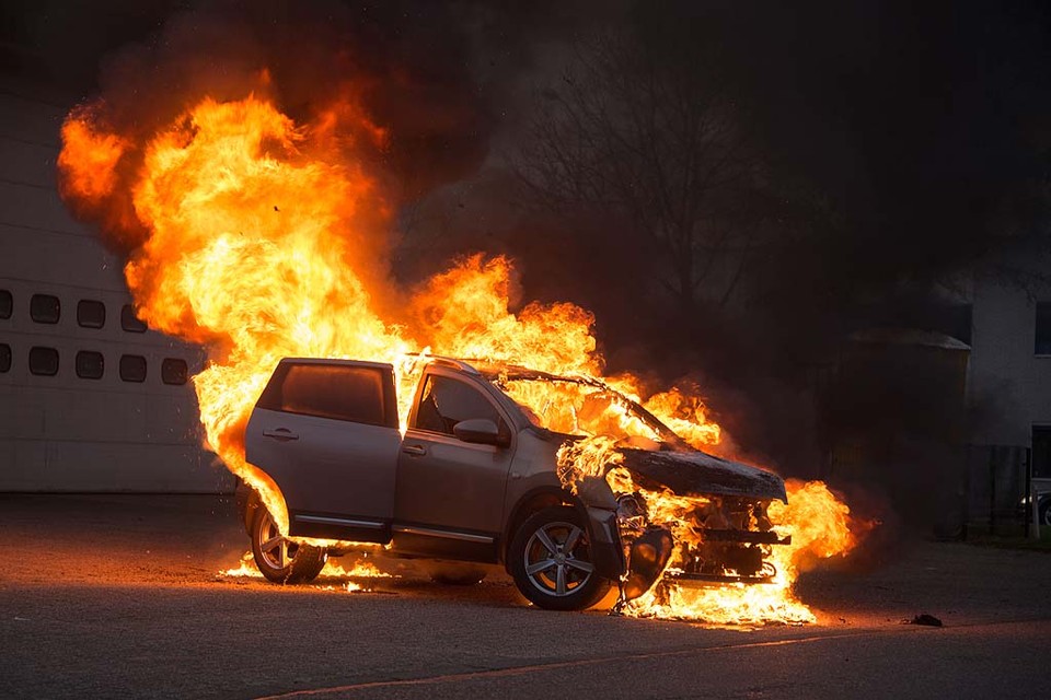 Auto brandt volledig uit in Hoofddorp. Foto: Eric van Lieshout