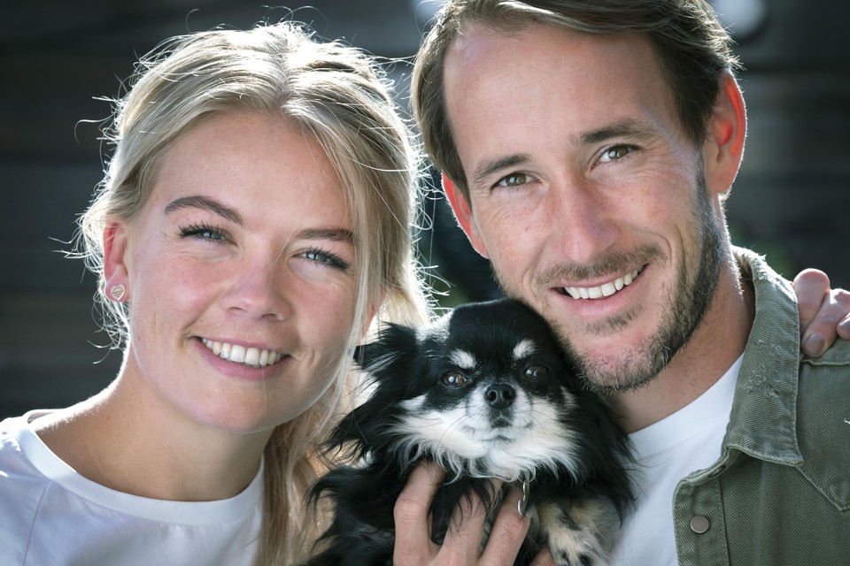Daisey Schut en de Telstar-voetballer Frank Korpershoek met hun hond Mickey.