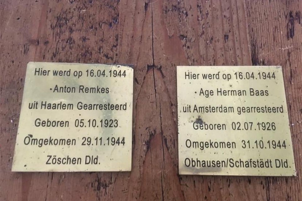 Twee naamplaatjes die uit de herdenkingstegels zijn gehaald.