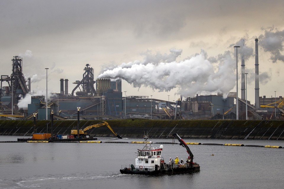 De hoogovens van Tata Steel gezien vanaf het slibdepot in Velsen-Noord.