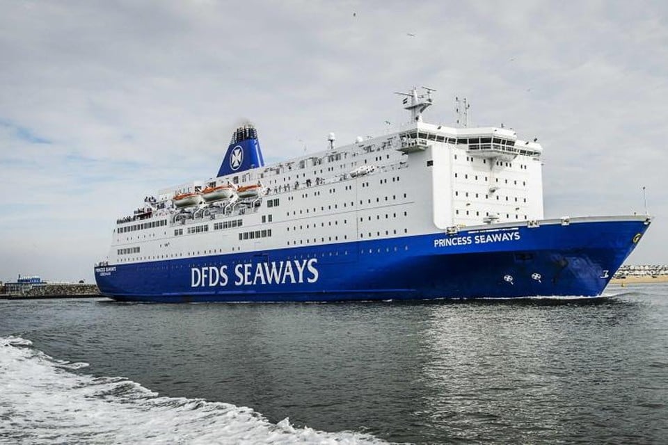 DFDS vertrekt uit IJmuiden.