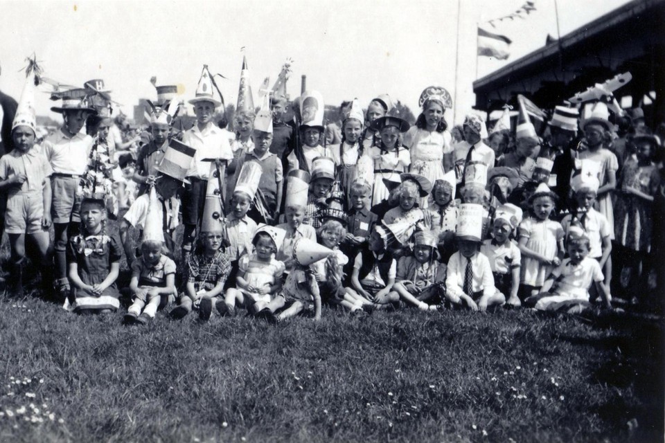 Groepsfoto van de met kartonnen hoeden getooide kinderen bij het bevrijdingsfeest in Zaandam in 1945.