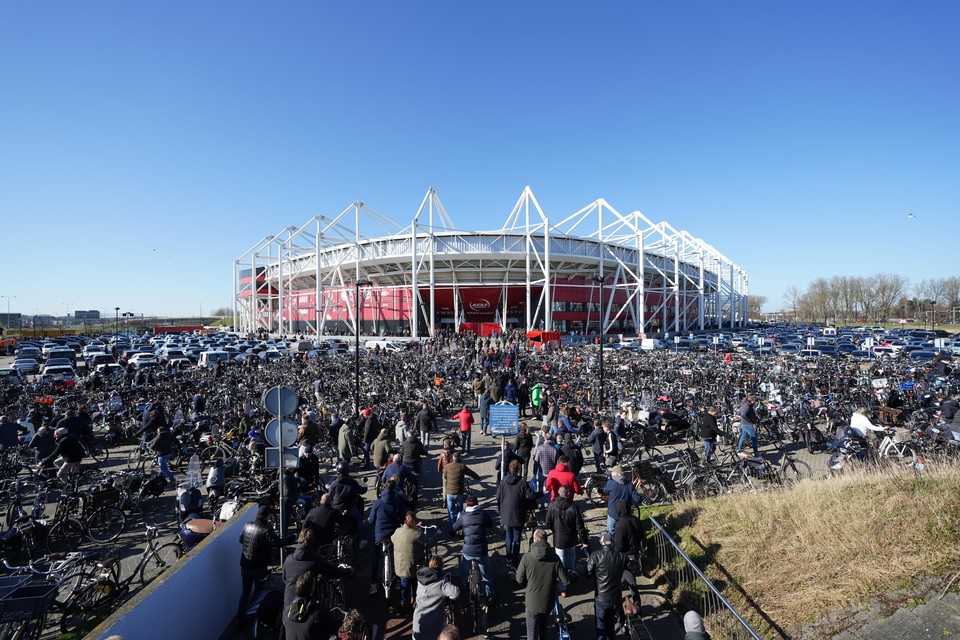 Ajax kan zondag in het AZ-stadion mogelijk kampioen worden, maar zal daar niet worden gehuldigd.