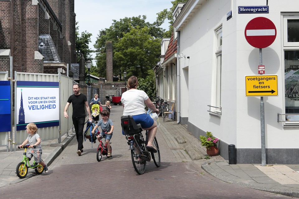 Voetgangers en fietsers trekken zich duidelijk niets aan van het onderbord bij de hoek Herengracht/Blomstraat.