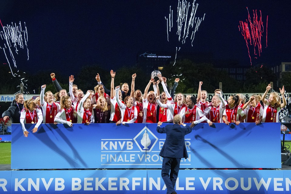 Speelsters van Ajax vieren de overwinning op PEC Zwolle na afloop van de KNVB Bekerfinale Vrouwen.