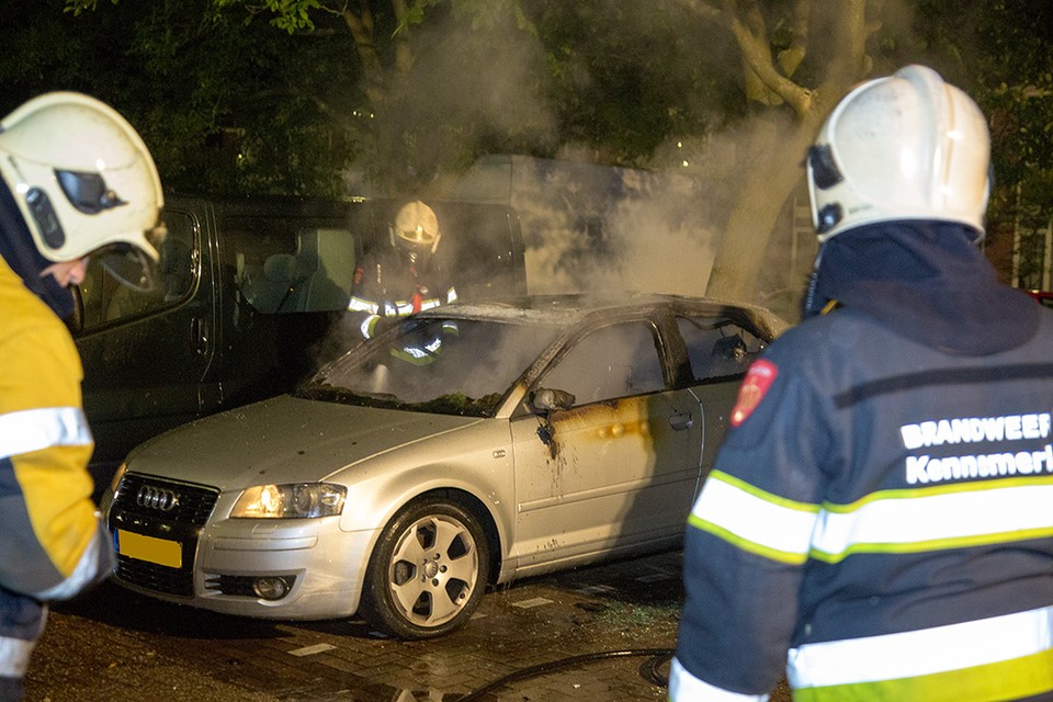 Auto uitgebrand aan de Kopenhagenstraat in Schalkwijk. Foto: Michel van Bergen
