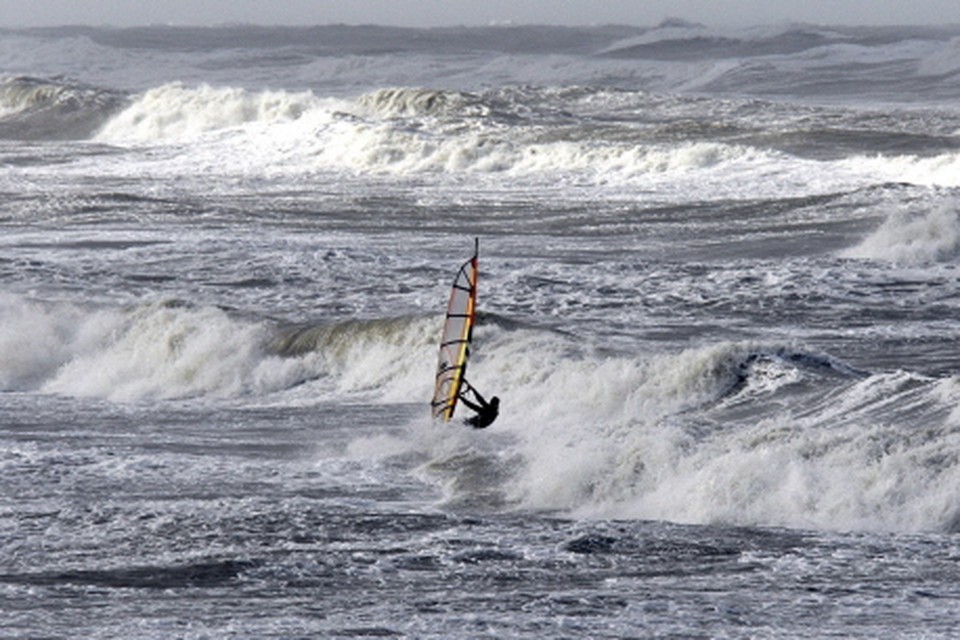 Reddingmaatschappij vraagt hulp van surfers Noordzeekust. Foto ANP