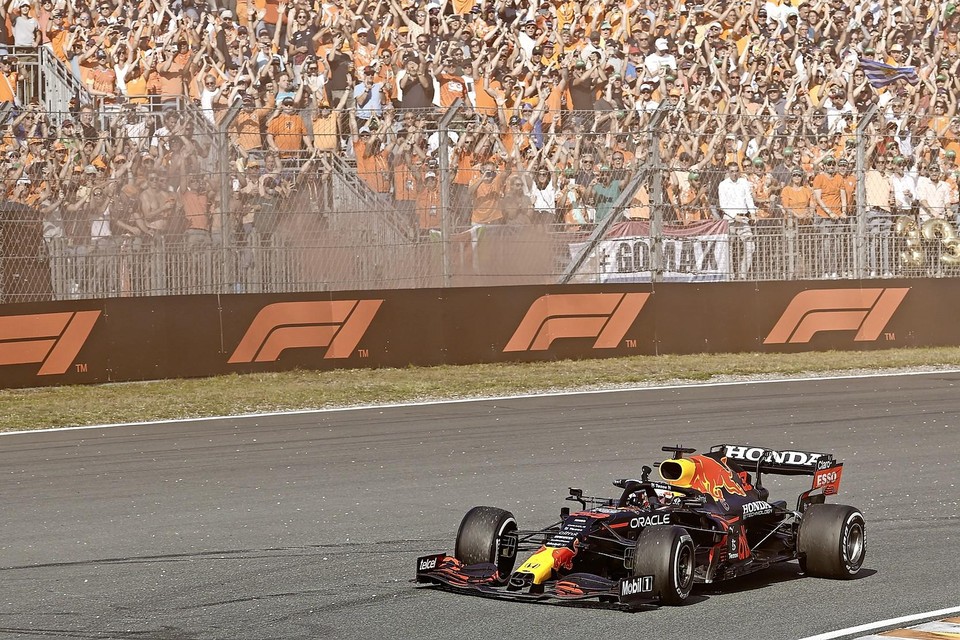Max Verstappen zwaait naar zijn fans na het winnen van de Dutch Grand Prix op het circuit van Zandvoort vorig jaar.