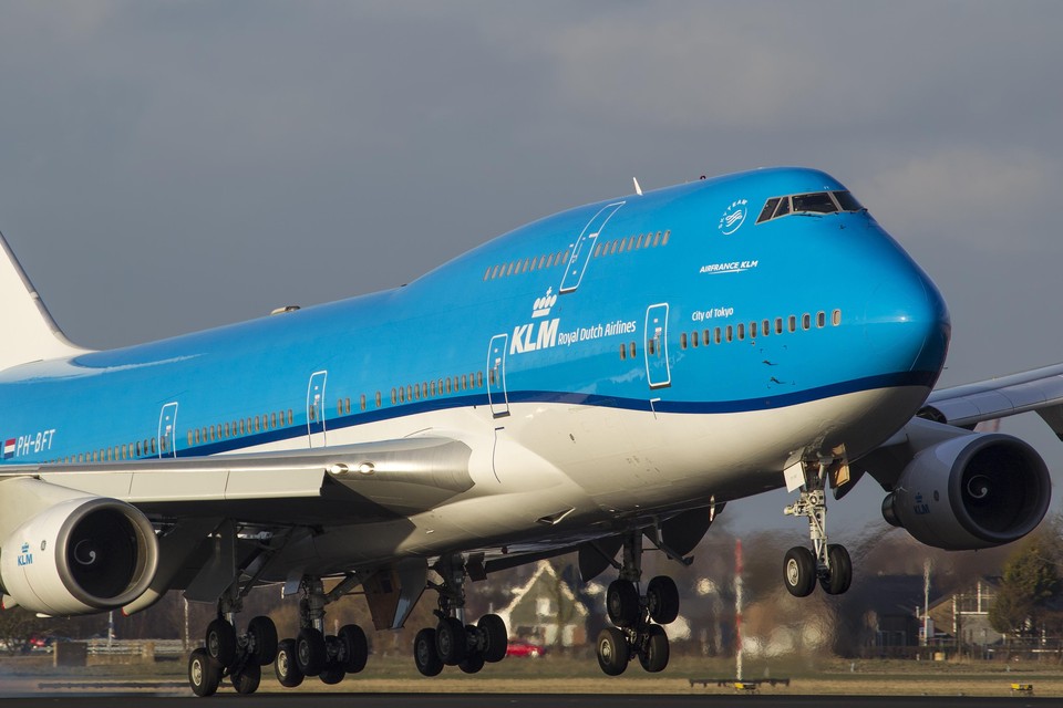 Een 747 landt op Schiphol.