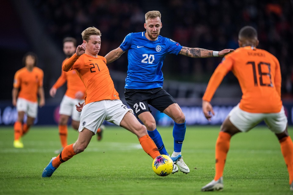 Mihkel Ainsalu (20) in duel met Frenkie de Jong tijdens de interland tussen Estland en Nederland in 2019.