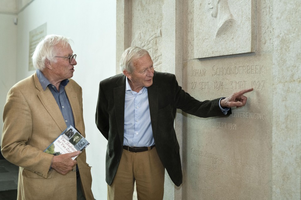 Jan Vollers (l) en Jan Siebenga bij de plaquette van Johan Schoonderbeek in de Grote Kerk Naarden.