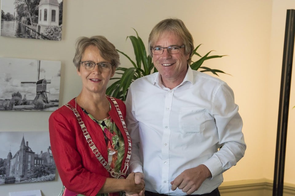 Marc Witteman heeft de ambtsketen omgehangen bij Yvonne van Mastrigt.