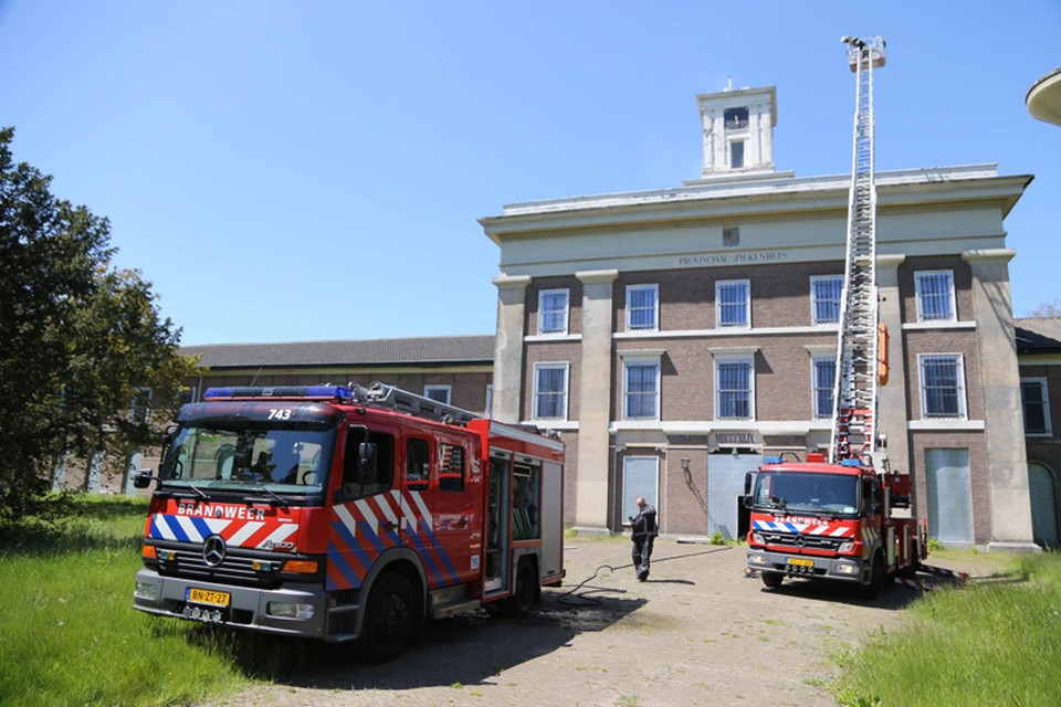 Brand in voormalig provinciaal ziekenhuis in Bloemendaal . Foto Michel van Bergen